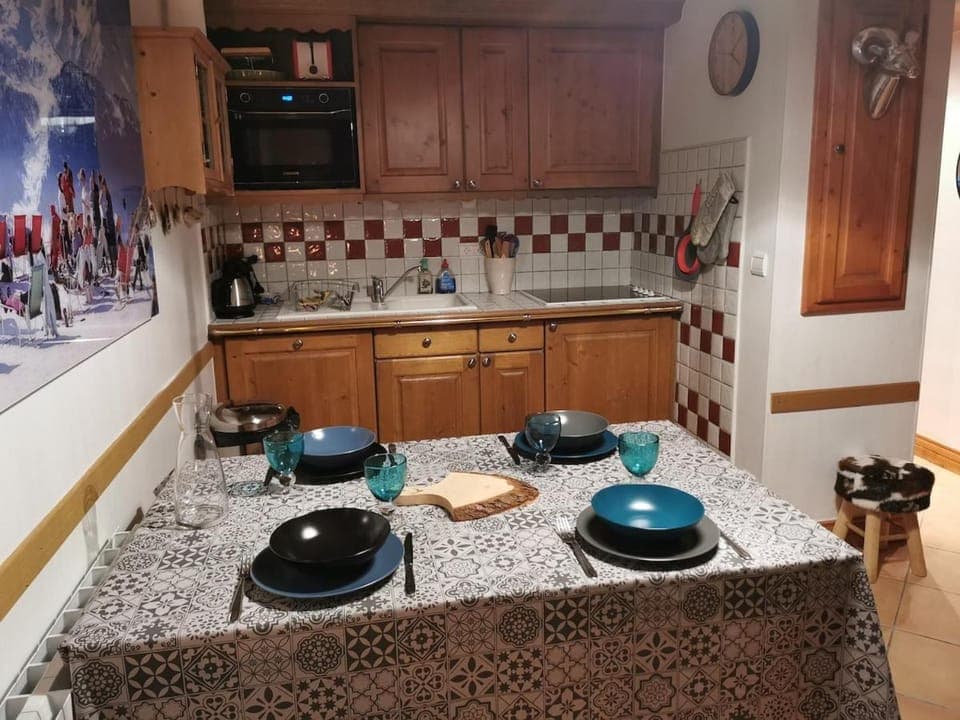 Kitchen or kitchenette, Dining area