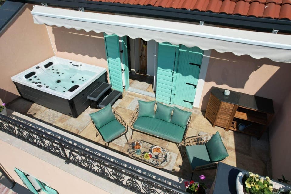 Hot Tub, Balcony/Terrace, Seating area