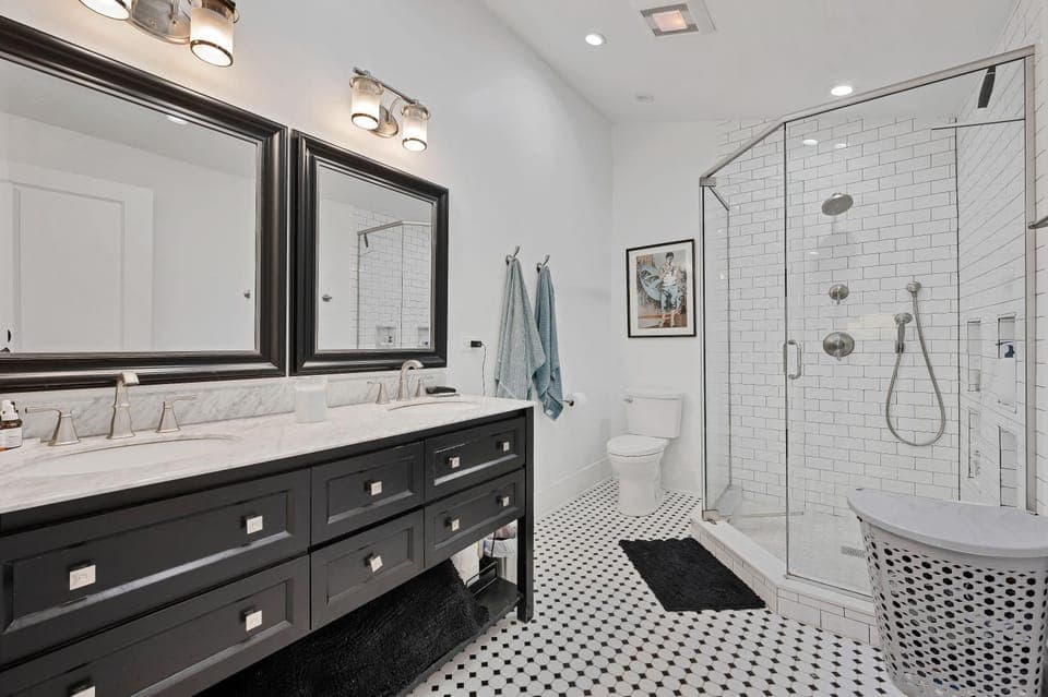 Wicker Park 4bd 3ba, Steps from CTA, Parking Incl home House in Wicker Park