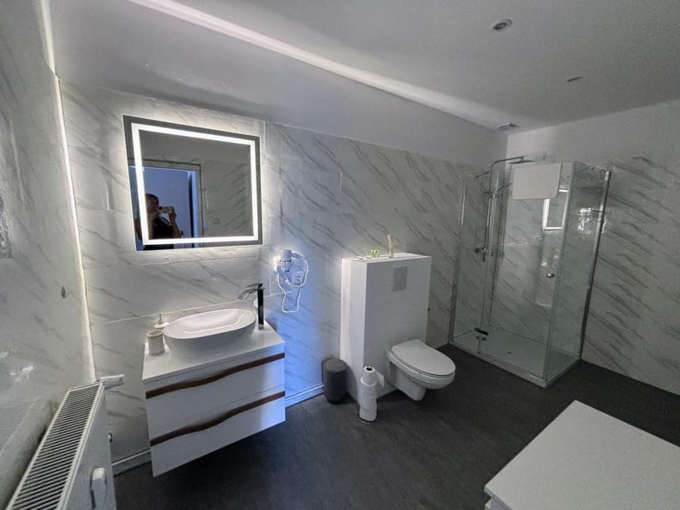 Shower, Toilet, Bathroom, towels