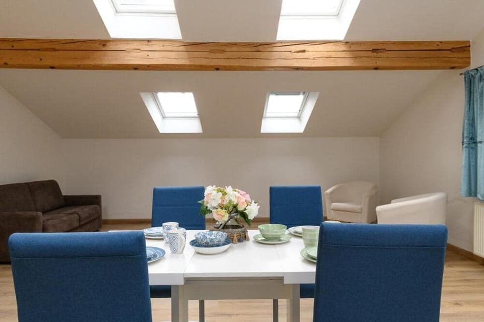 Seating area, Dining area