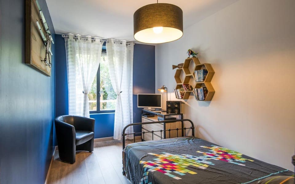 Photo of the whole room, Bedroom