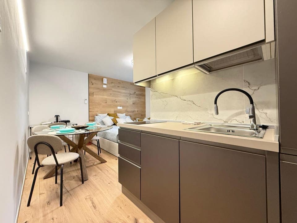 Kitchen or kitchenette, Dining area, dishwasher, stove