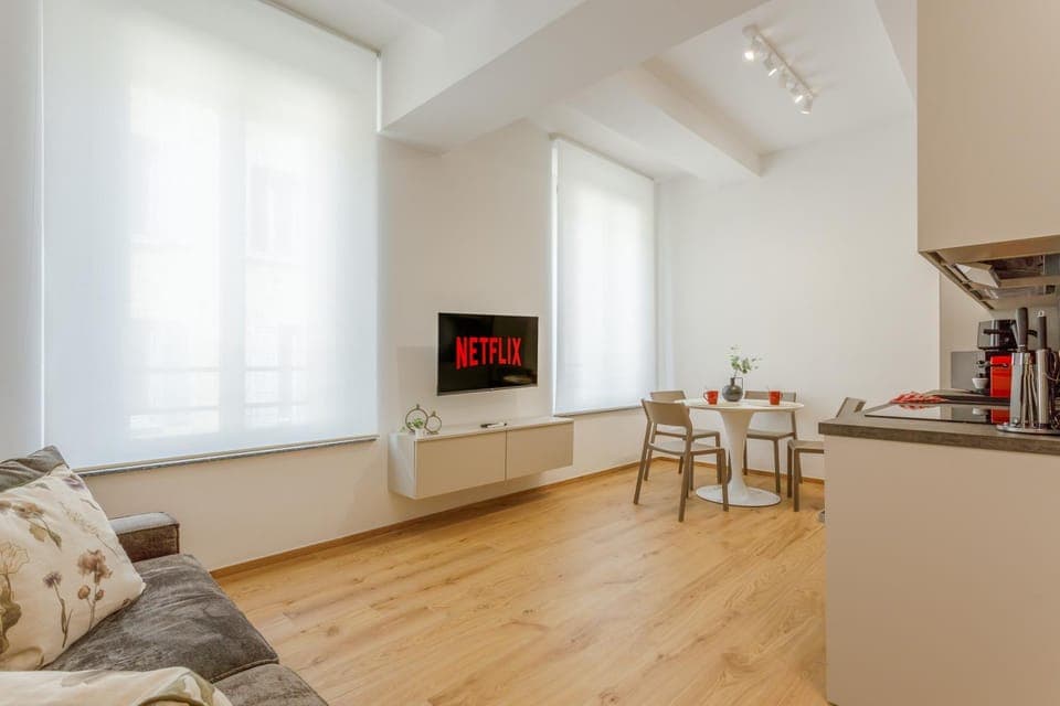 TV and multimedia, Coffee/tea facilities, Kitchen or kitchenette, Living room, Seating area, Dining area