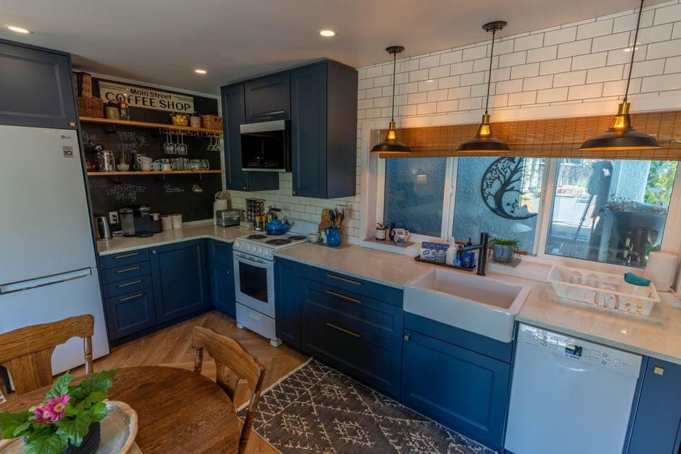 Coffee/tea facilities, dishwasher, oven, stove, kitchen, air conditioner