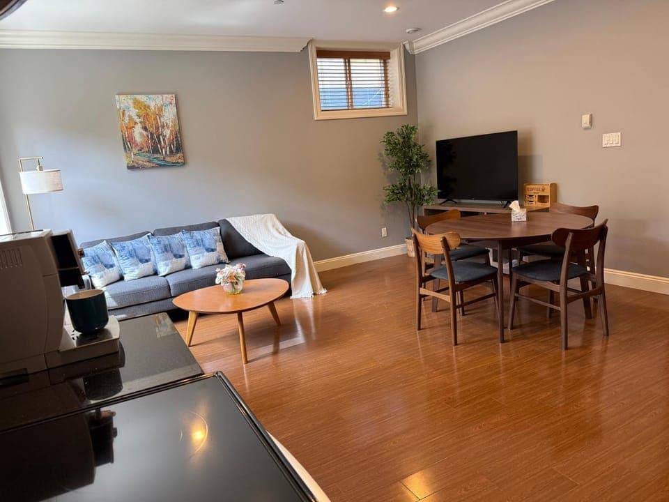 Communal lounge/ TV room, TV and multimedia, Living room, Seating area, Dining area