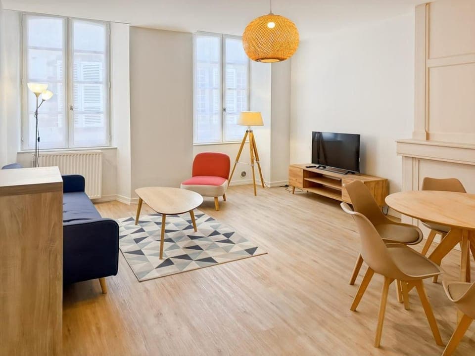 Communal lounge/ TV room, TV and multimedia, Living room, Seating area, Dining area