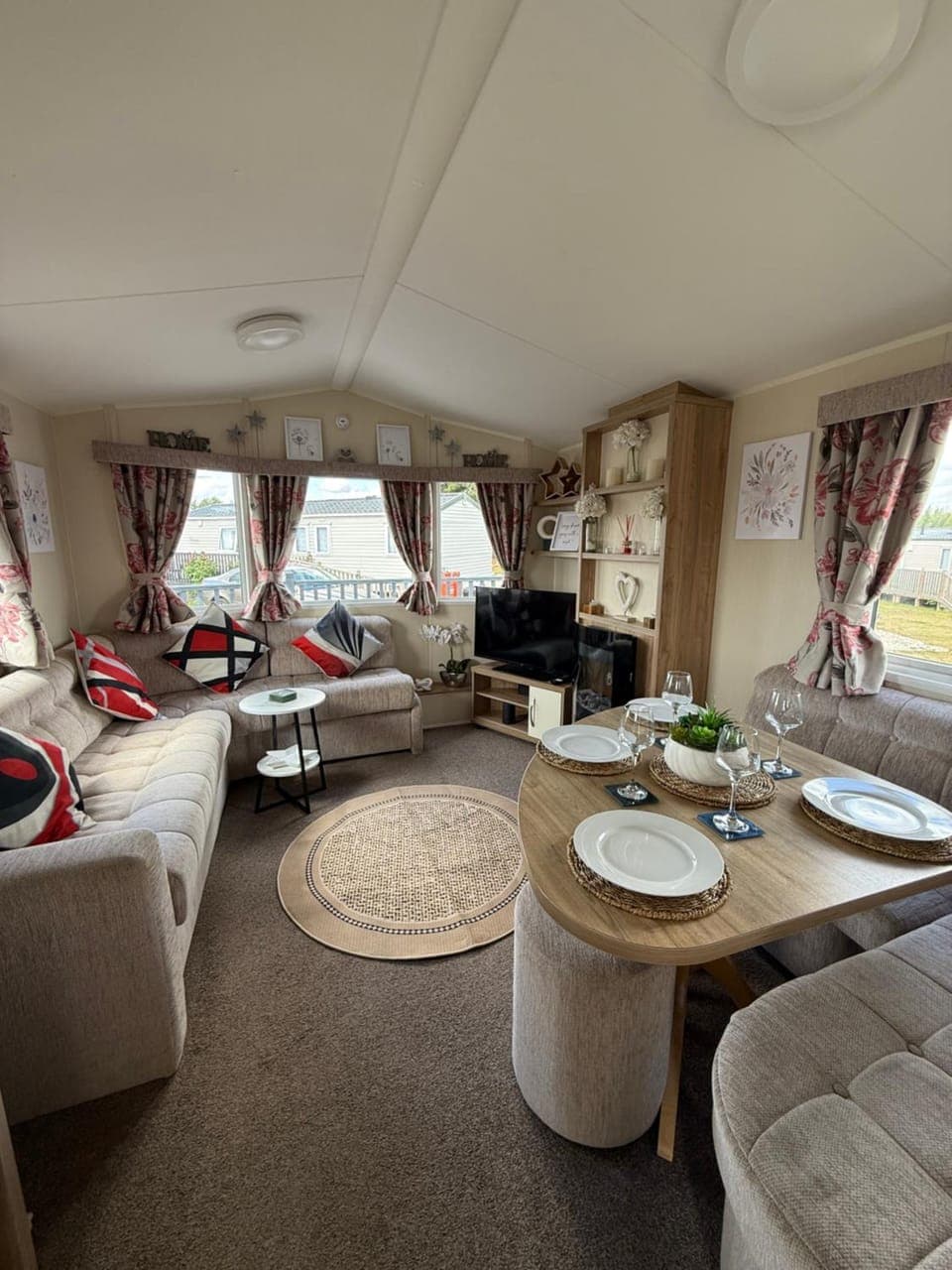 Living room, Photo of the whole room, Seating area, Dining area