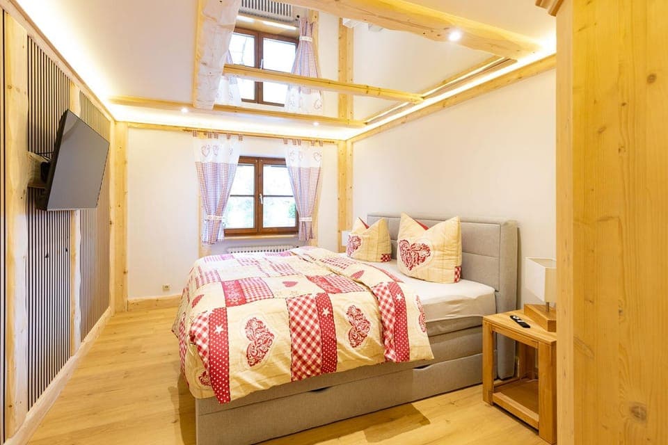 Bed, TV and multimedia, Photo of the whole room, Bedroom