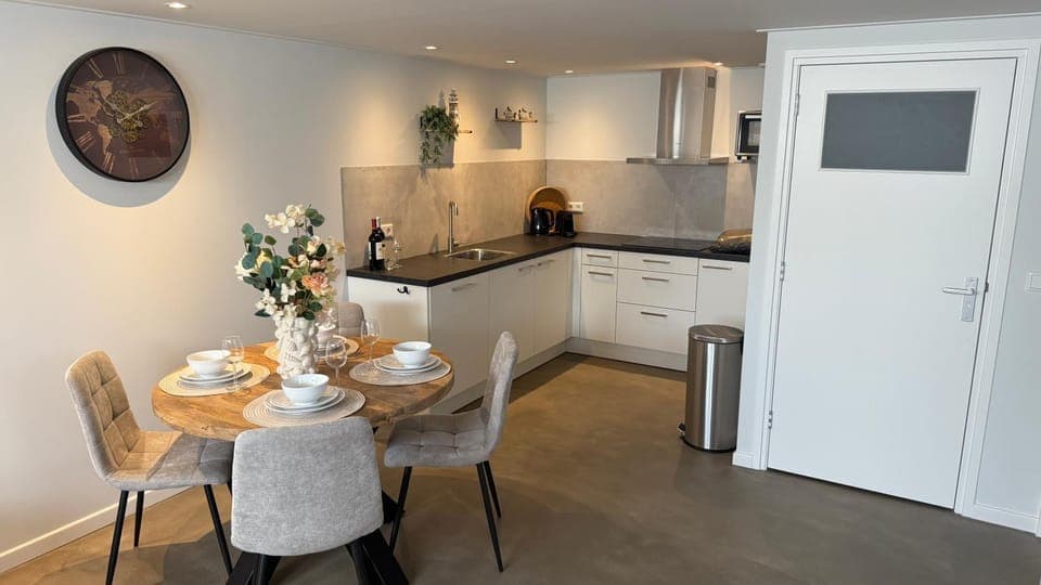 Kitchen or kitchenette, Dining area, oven, stove