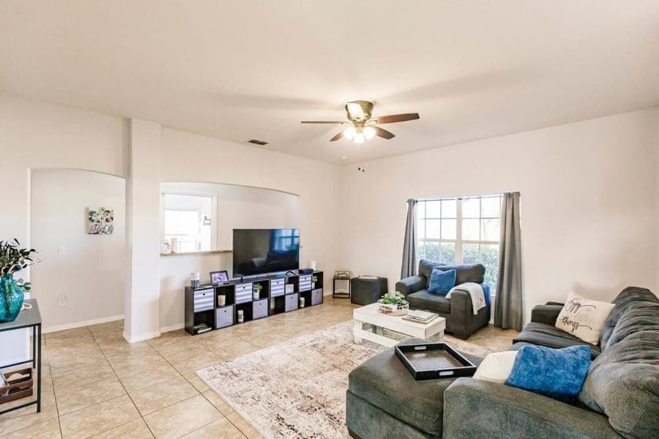 Luxurious 4 Bedroom Canal-Front Home, Pet Friendly House in Colorado