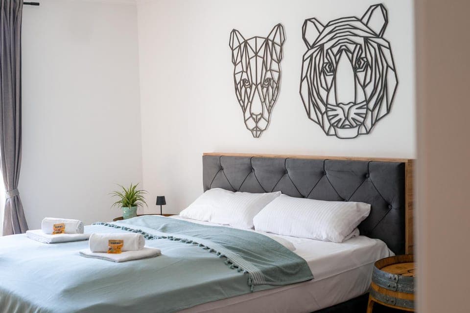 Bed, Photo of the whole room, Bedroom, towels