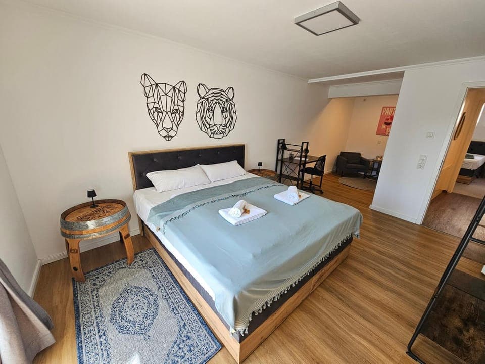 Bed, Photo of the whole room, Seating area, Bedroom, towels