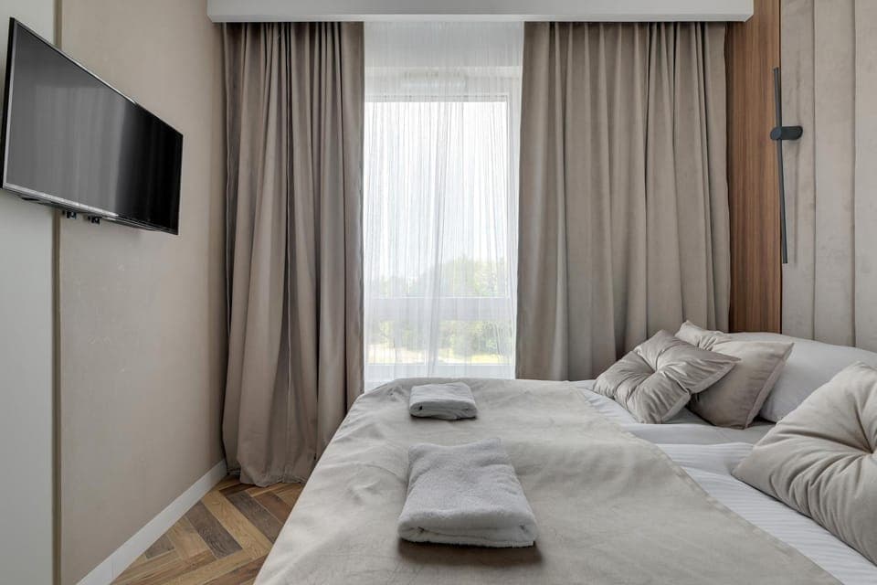 Bed, TV and multimedia, Photo of the whole room, Bedroom, towels