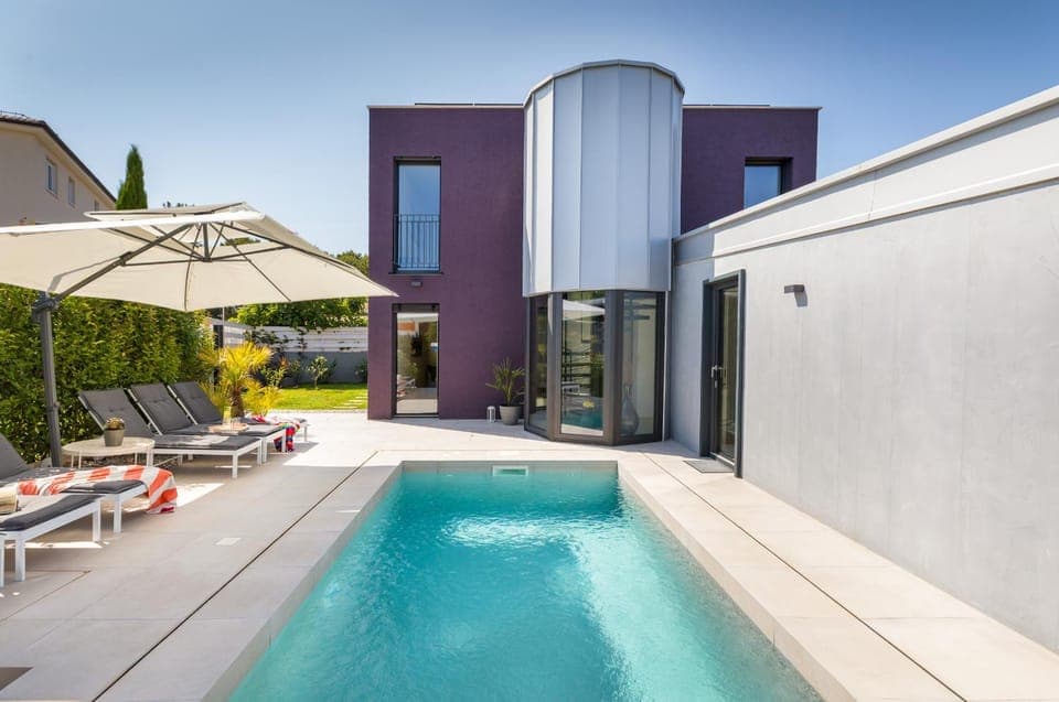 Swimming pool, sunbed