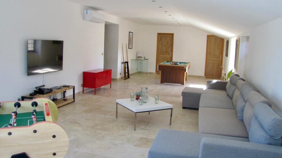 Communal lounge/ TV room, Children play ground, TV and multimedia