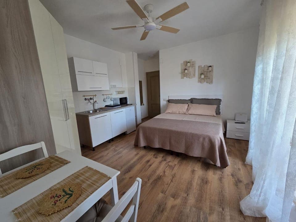 Bed, Bedroom, kitchen