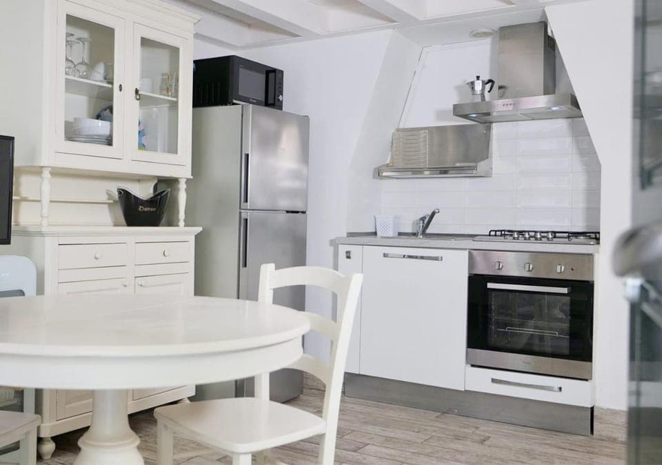 Kitchen or kitchenette, Dining area, oven, stove