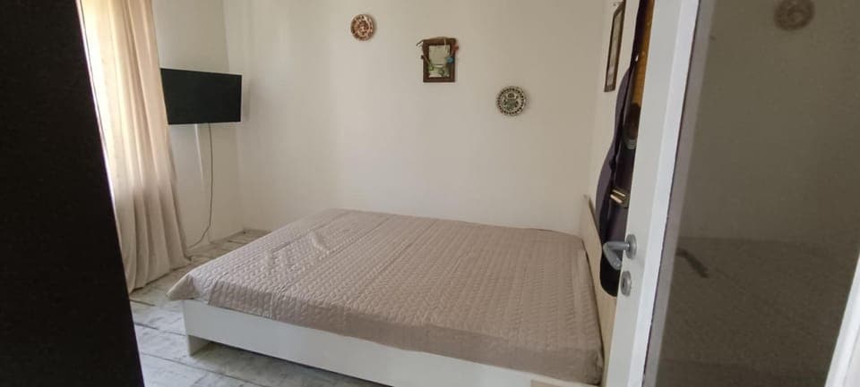 Bed, TV and multimedia, Bedroom