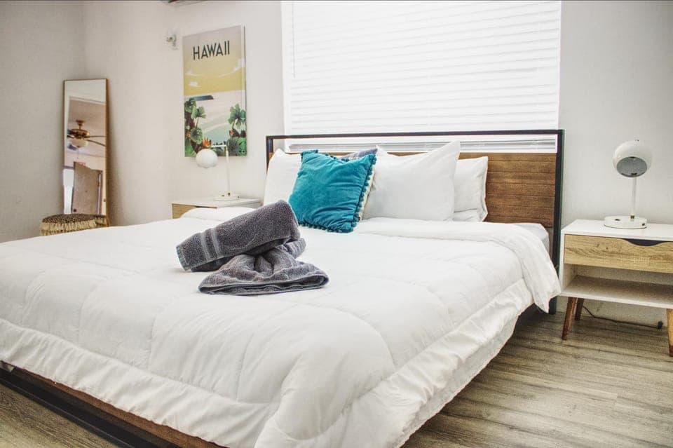 Bed, Bedroom, towels