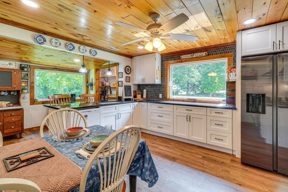 Riverfront Cabin - 6 Mi to Great Smoky Mtns NP! Cabin in Sevier County