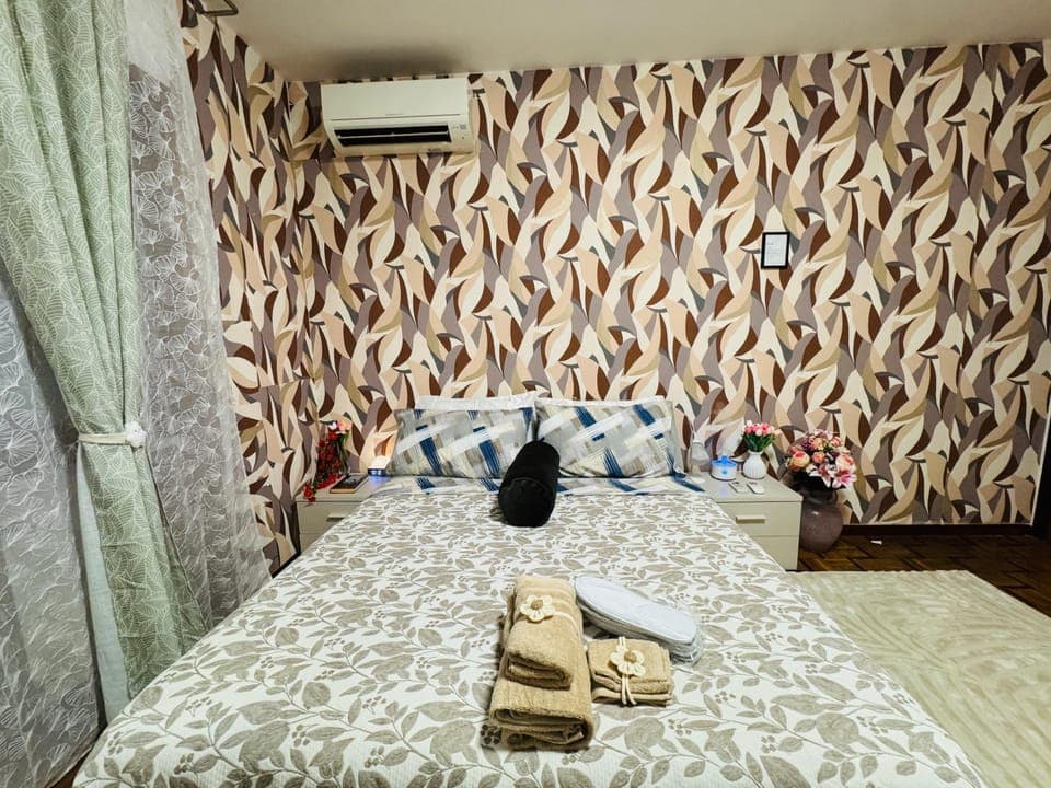 Bed, Photo of the whole room, Bedroom, towels