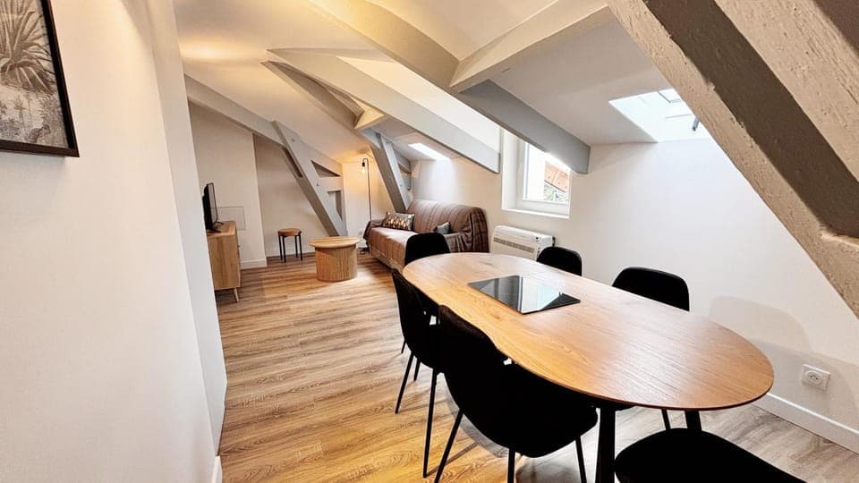 TV and multimedia, Living room, Seating area, Dining area