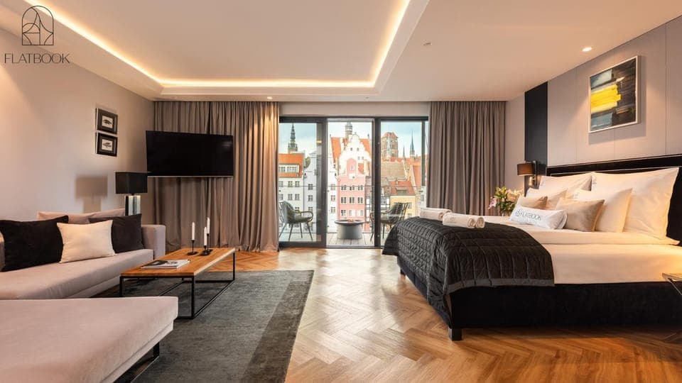 Bed, TV and multimedia, View (from property/room), Balcony/Terrace, Photo of the whole room, Seating area, City view, River view