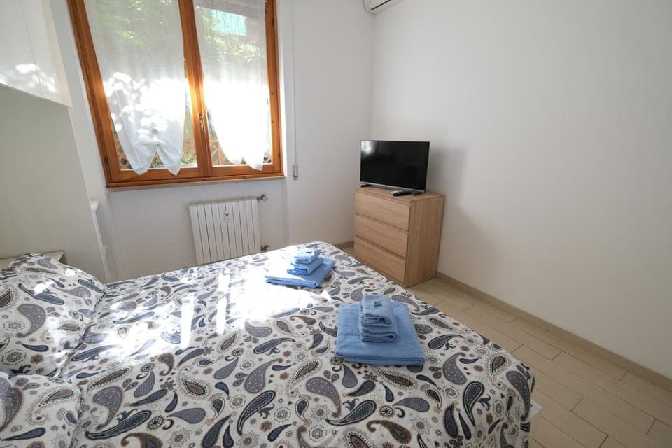 TV and multimedia, Photo of the whole room, Bedroom, towels