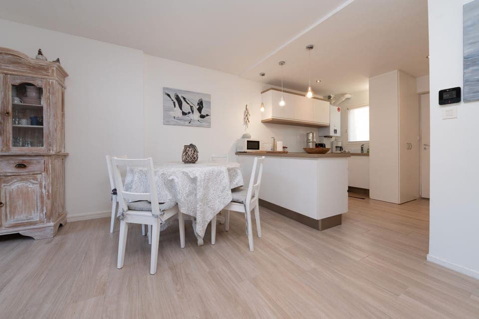 Property building, Kitchen or kitchenette, Living room