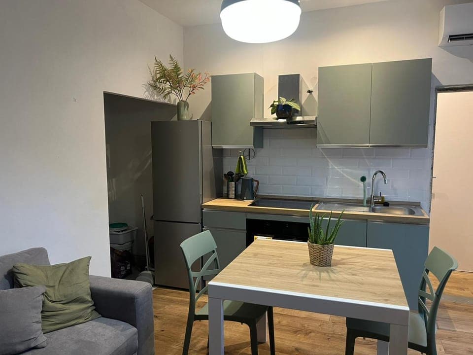 Kitchen or kitchenette, Dining area, stove