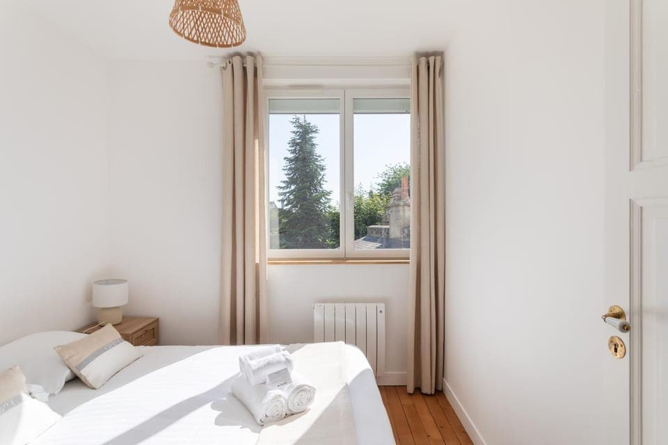 Photo of the whole room, Bedroom