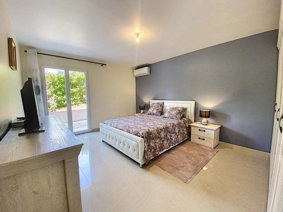 Bedroom, air conditioner