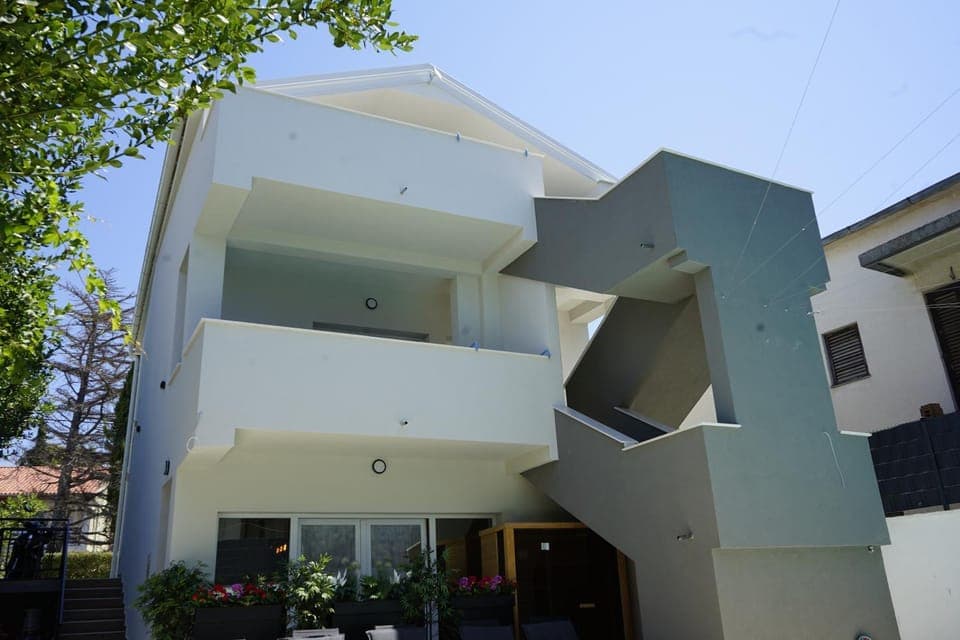 Property building, Day, Balcony/Terrace