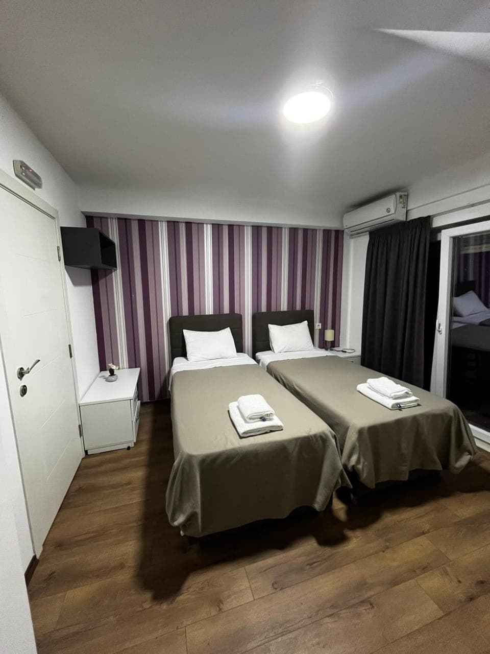 Bed, TV and multimedia, Bedroom, towels, air conditioner