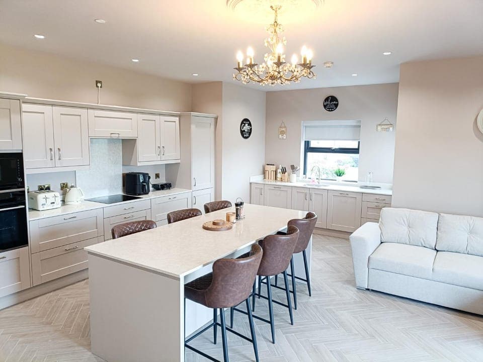 Kitchen or kitchenette, Seating area, Dining area, stove