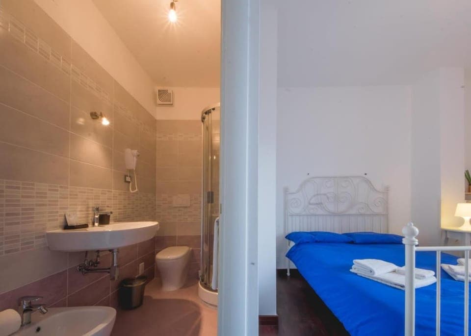 Shower, Toilet, Bed, Bathroom, Photo of the whole room, Bedroom, bidet, towels