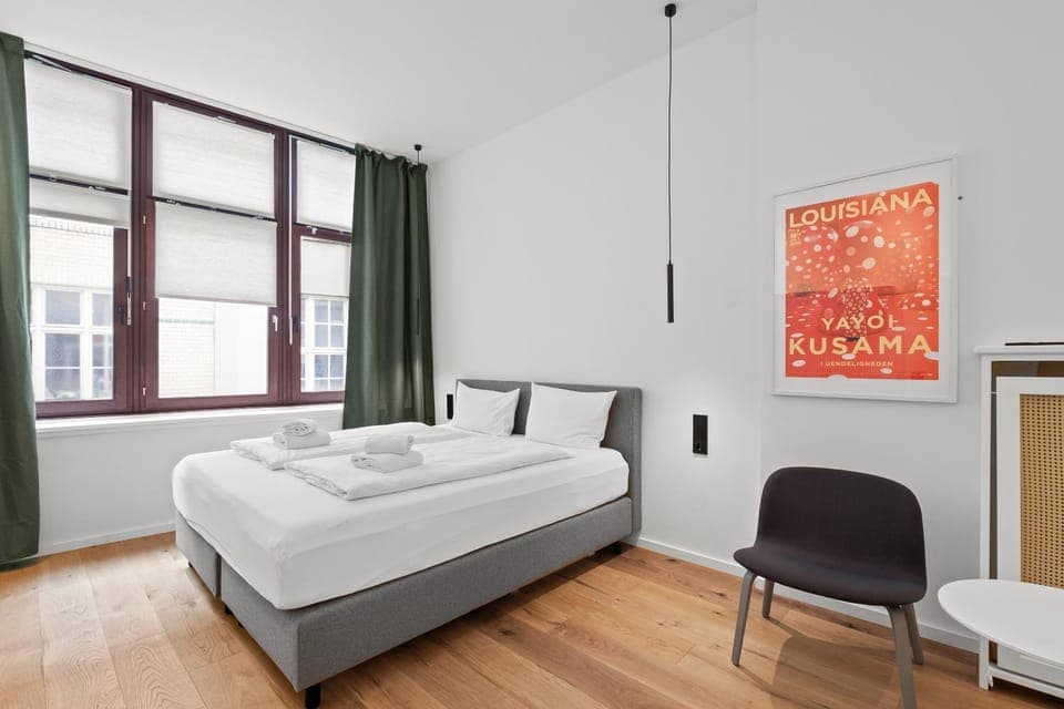 Bed, Photo of the whole room, Bedroom, towels