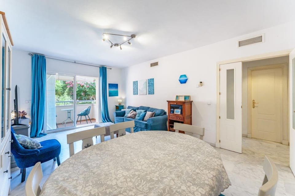 TV and multimedia, Living room, Seating area, Dining area, air conditioner