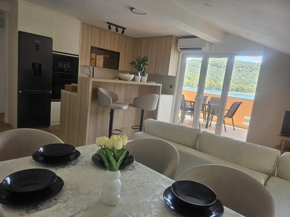 5m to sea, breathtaking view, newly renovated apartment Apartment in Šibenik-Knin County, Croatia