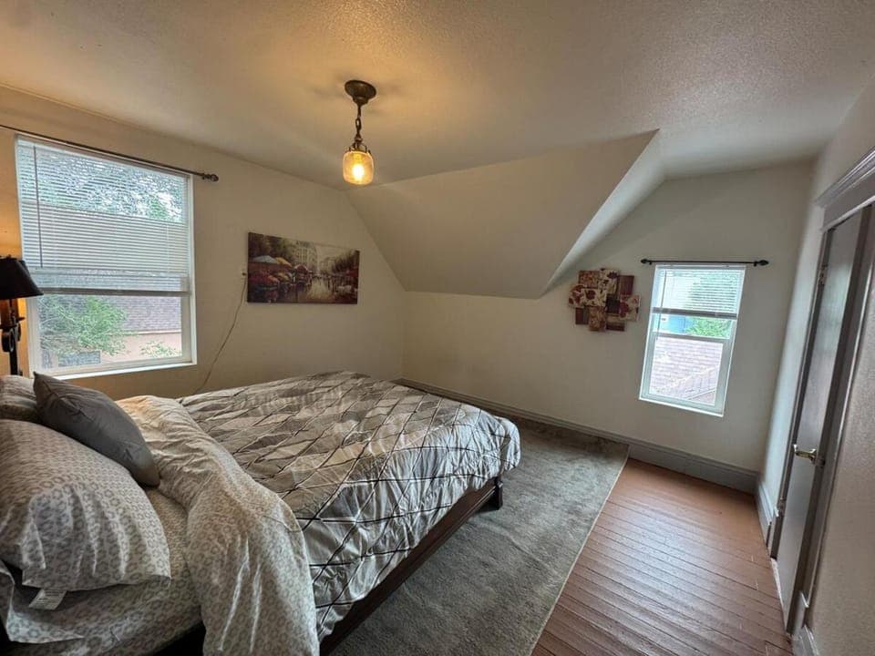 Downtown, 5-bed, 3-bath, 3-level Villa in Colorado Springs