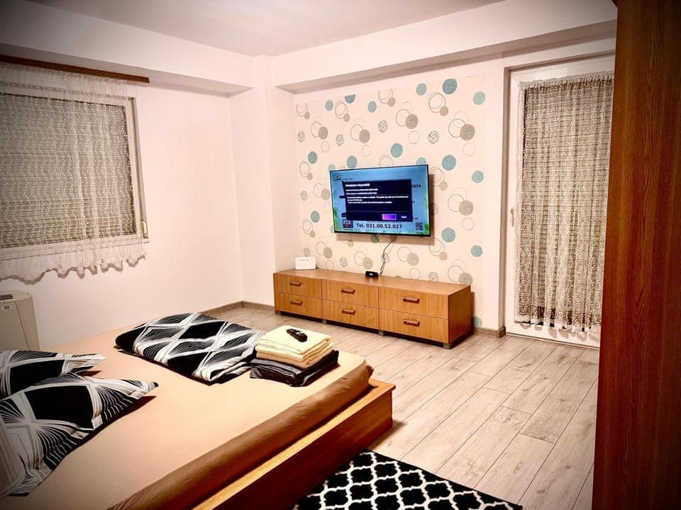 Communal lounge/ TV room, Bed, TV and multimedia, Photo of the whole room, Seating area, Evening entertainment, Bedroom