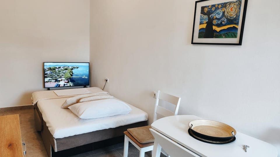 Bed, TV and multimedia, Living room