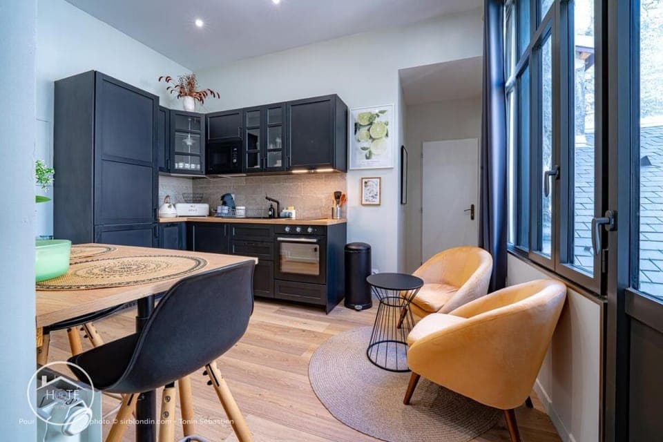 Kitchen or kitchenette, Living room, Seating area, Dining area, oven, stove