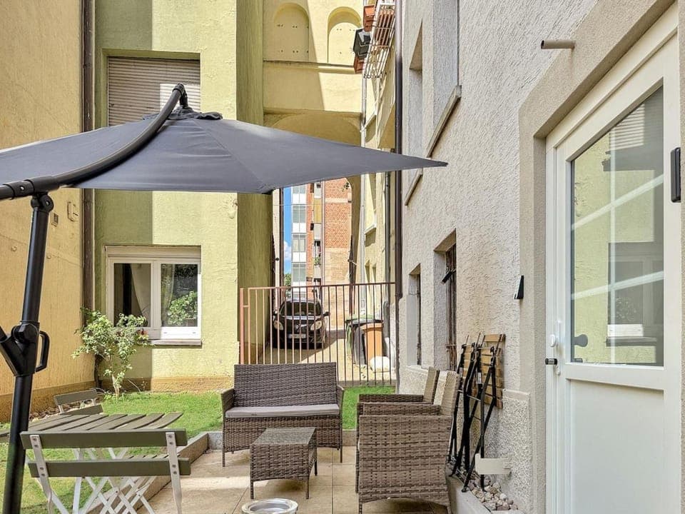 Property building, Patio, Day, Balcony/Terrace, Seating area, sunbed