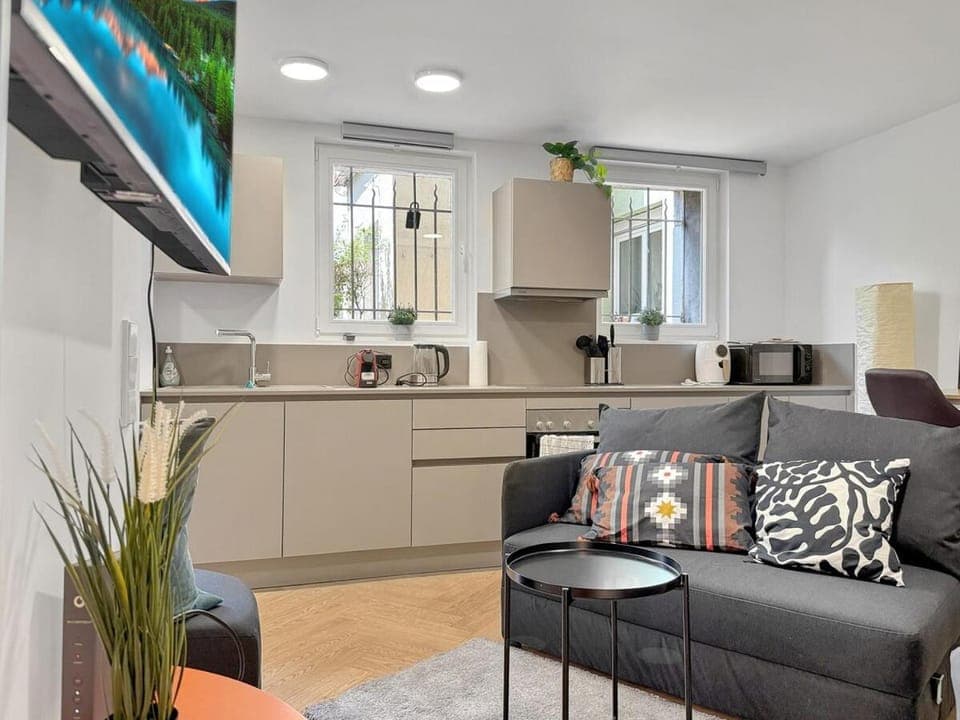 TV and multimedia, Kitchen or kitchenette, Living room, Seating area