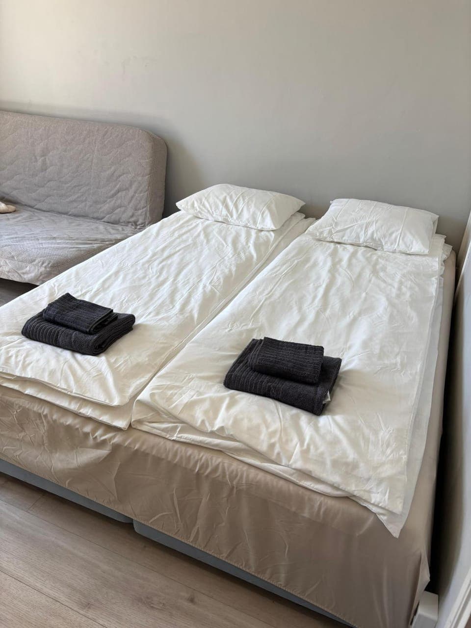 Bed, Photo of the whole room, Decorative detail, Decorative detail, Bedroom, towels