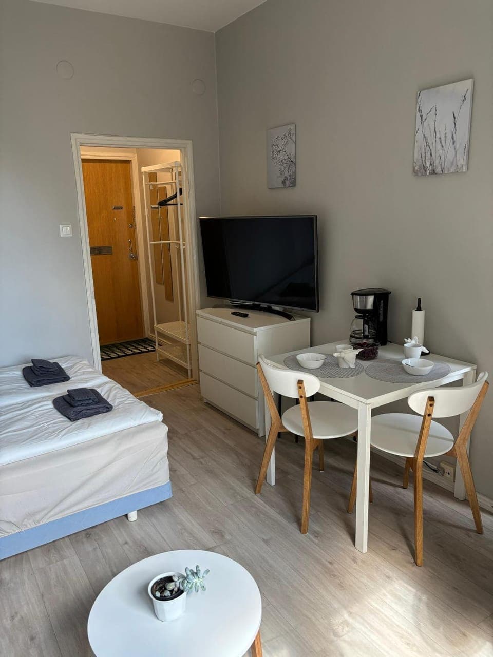 Bed, TV and multimedia, Coffee/tea facilities, Living room, Photo of the whole room, Decorative detail, Decorative detail, Seating area, Dining area, Bedroom, towels