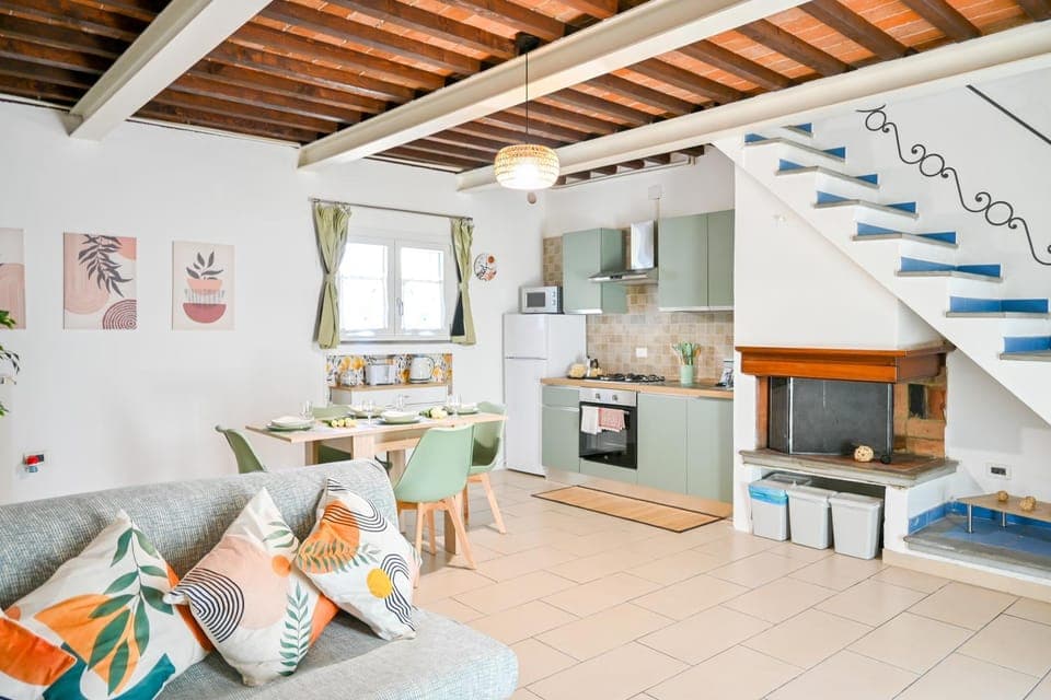 TV and multimedia, Kitchen or kitchenette, Living room, Seating area, Dining area, oven, stove