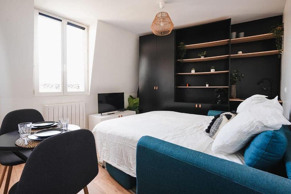 Bed, TV and multimedia, Living room, Seating area